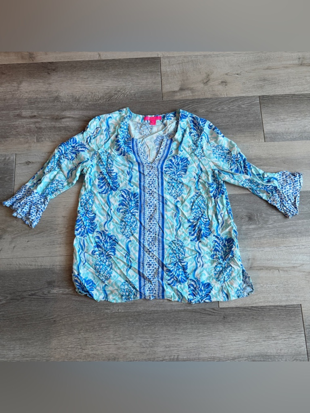 Lilly Pulitzer blue and white pineapple tunic shirt M coastal chic flowy